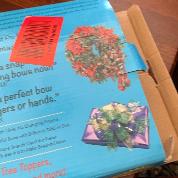 Take your wired ribbon and make a professional looking bow for wreaths - Picture 10 of 10